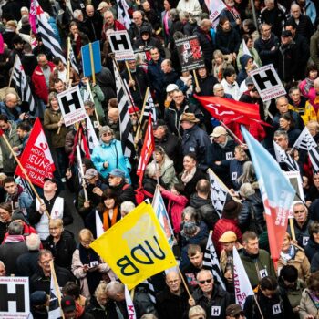 A Carhaix, des milliers de personnes manifestent contre la régulation des urgences la nuit