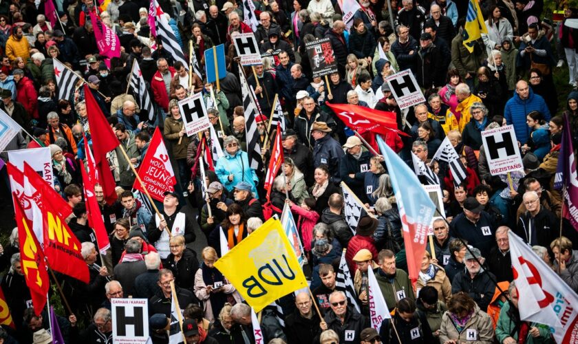 A Carhaix, des milliers de personnes manifestent contre la régulation des urgences la nuit