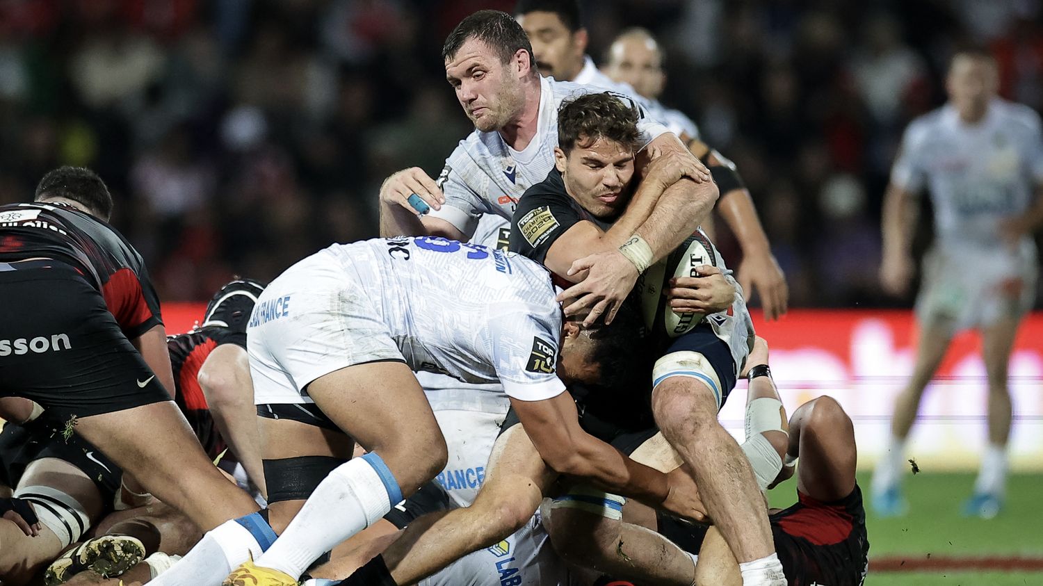 Top 14 : Antoine Dupont brille pour son retour à la compétition avec un triplé et une large victoire du Stade toulousain sur Clermont