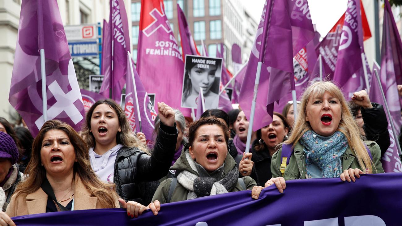 Türkei: Hunderte protestieren in der Türkei gegen Gewalt gegen Frauen