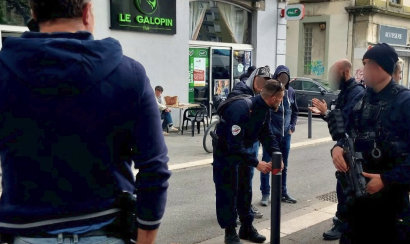 Grenoble : des tirs de kalachnikov sur un marché