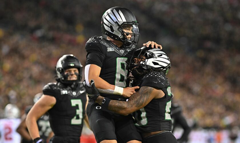 Oregon holds off Ohio State's final-second comeback in epic battle of top-three Big Ten programs