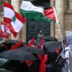 Un manifestant brandit le drapeau palestinien lors d'un rassemblement étudiant en soutien au "peuple palestinien et libanais" à l'Université de la Sorbonne à Paris le 9 octobre 2024.