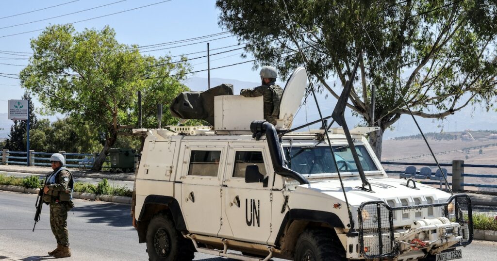 Patrouille des casques bleus espagnols de la Force intérimaire des Nations Unies au Liban (Finul), dans le sud du Liban, le 23 août 2023