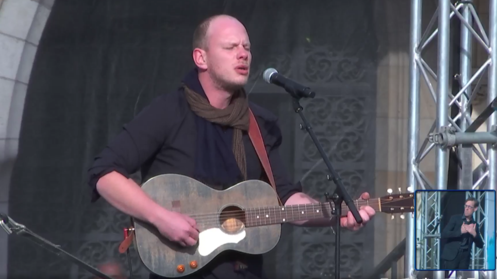 Hommage à Dominique Bernard à Arras : cette chanson symbolique de Saez reprise lors de la cérémonie