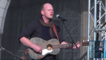 Hommage à Dominique Bernard à Arras : cette chanson symbolique de Saez reprise lors de la cérémonie