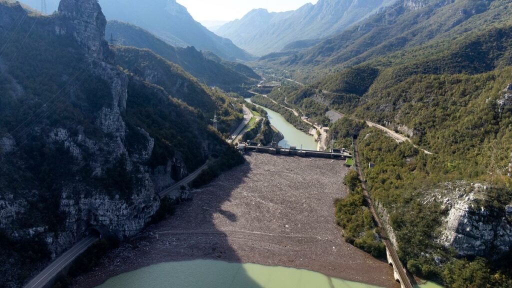 Nach Hochwasser und Erdrutschen – Riesiger Müllteppich treibt Neretva-Tal entlang