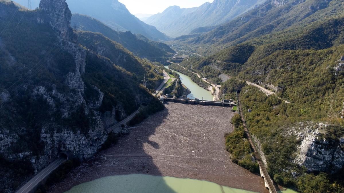 Nach Hochwasser und Erdrutschen – Riesiger Müllteppich treibt Neretva-Tal entlang