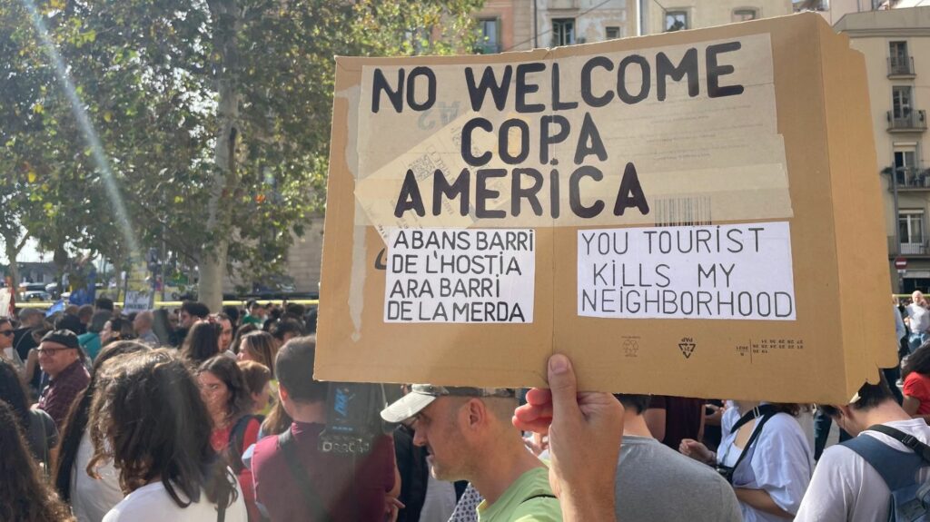 "La Coupe de l'America n'est pas la bienvenue" : plusieurs milliers de personnes manifestent à Barcelone, contre une compétition jugée élitiste et un modèle touristique "insoutenable"