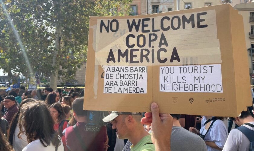 "La Coupe de l'America n'est pas la bienvenue" : plusieurs milliers de personnes manifestent à Barcelone, contre une compétition jugée élitiste et un modèle touristique "insoutenable"