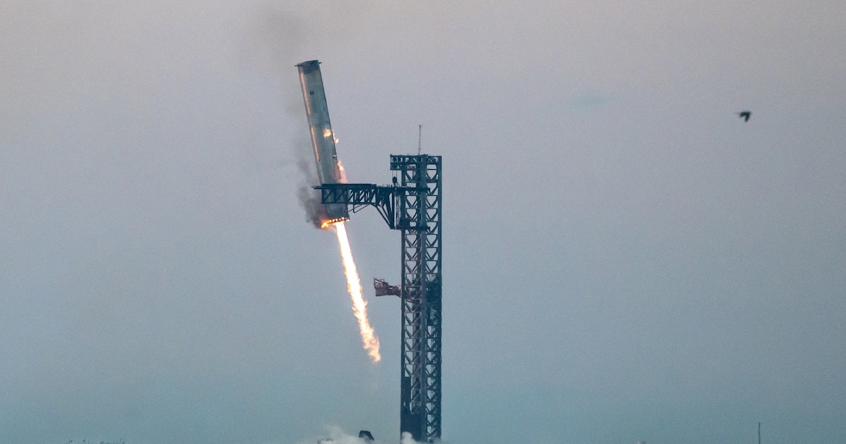 Le premier étage de la fusée Starship de SpaceX est attrapé par sa tour de lancement après un vol d'essai, à la base spatiale de Boca Chica, au Texas, le 13 octobre 2024