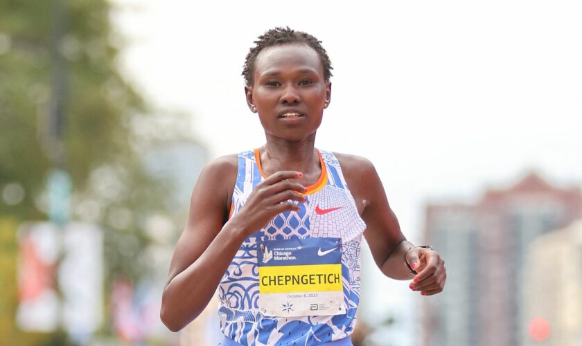 Marathon : la Kényane Ruth Chepngetich pulvérise le record du monde à Chicago et devient la première femme à passer sous les 2h10