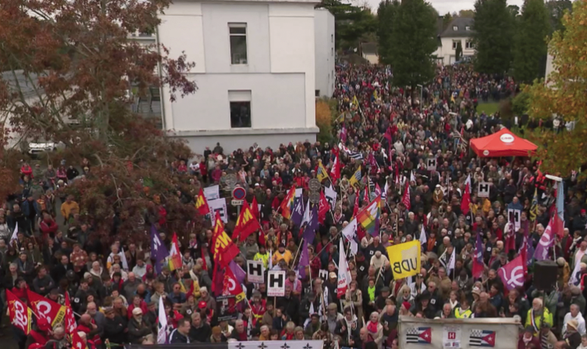 Hôpital : à Carhaix, les habitants manifestent contre les restrictions d'accès aux urgences