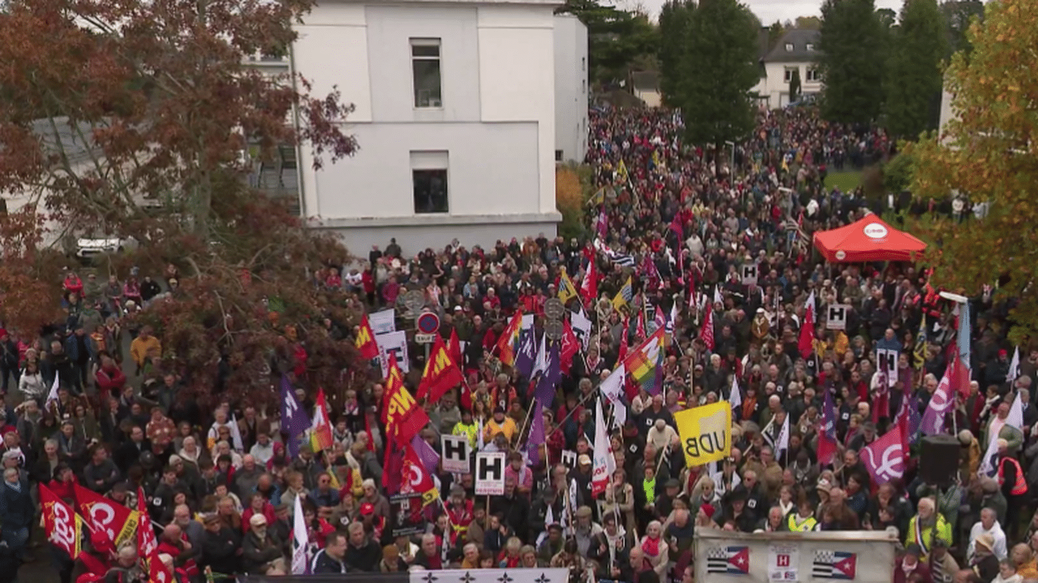 Hôpital : à Carhaix, les habitants manifestent contre les restrictions d'accès aux urgences