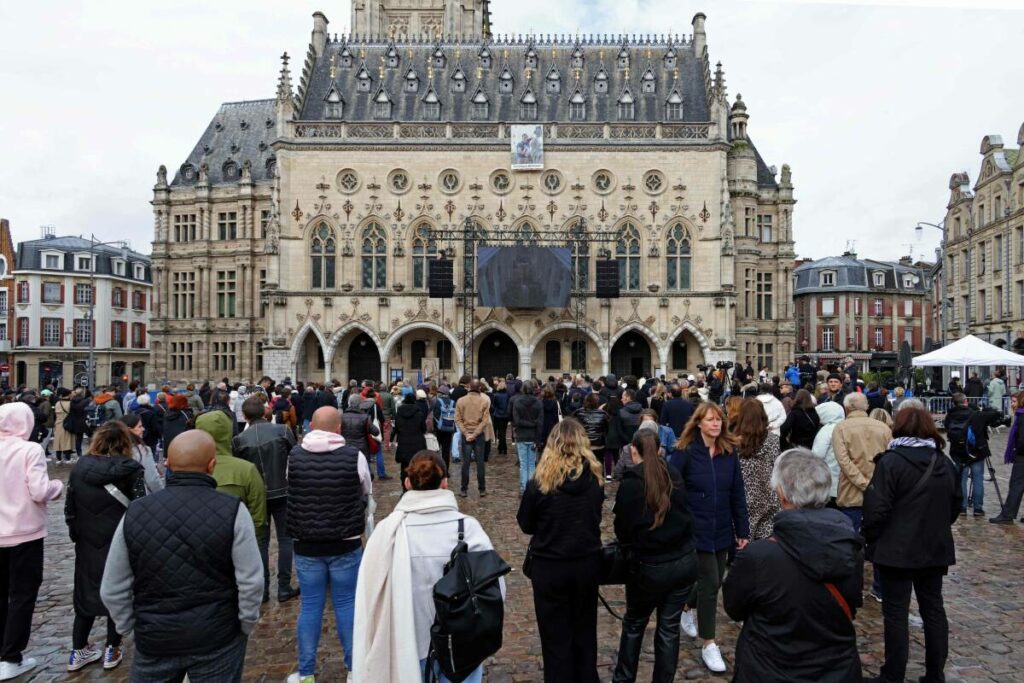 Arras rend hommage au professeur Dominique Bernard, un an après son assassinat