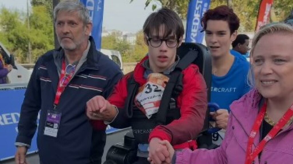 20 km de Paris : Valentin Muguet effectue les 150 derniers mètres dans un exosquelette, une image forte