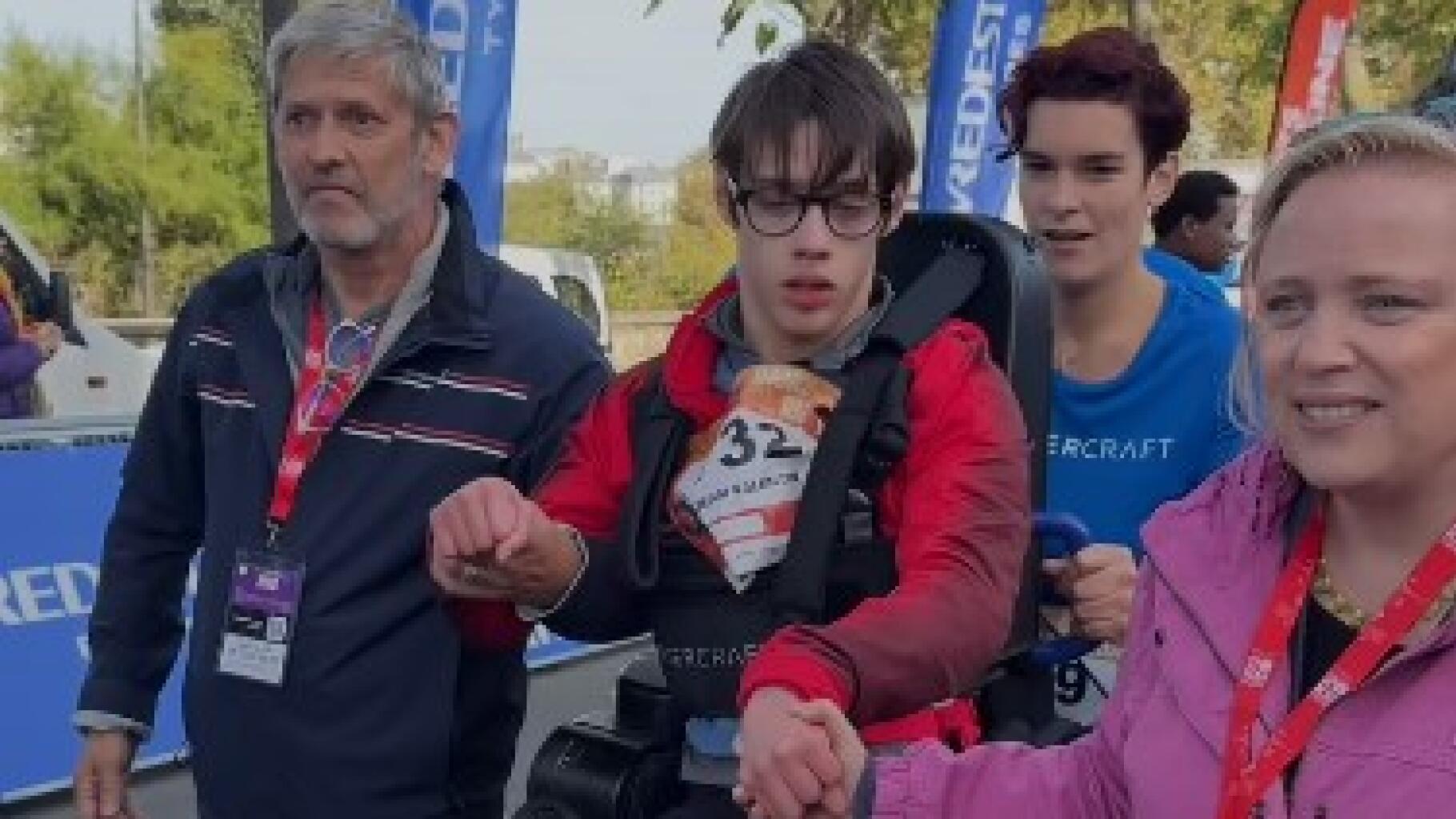 20 km de Paris : Valentin Muguet effectue les 150 derniers mètres dans un exosquelette, une image forte