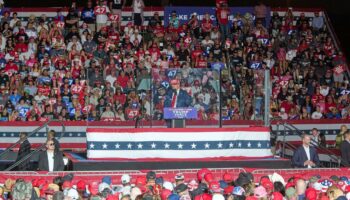 Bewaffneter Mann im Vorfeld von Trumps Wahlkampfauftritt festgenommen