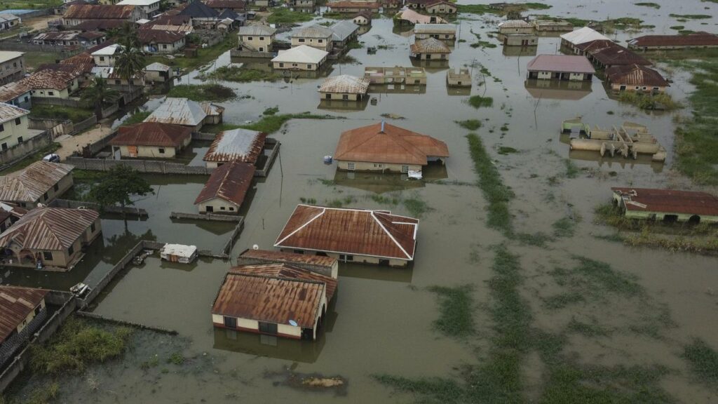 Westafrika: Zehntausende fliehen vor Überschwemmungen in Nigeria