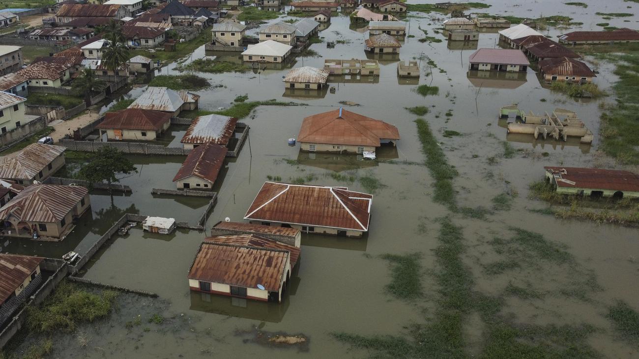 Westafrika: Zehntausende fliehen vor Überschwemmungen in Nigeria