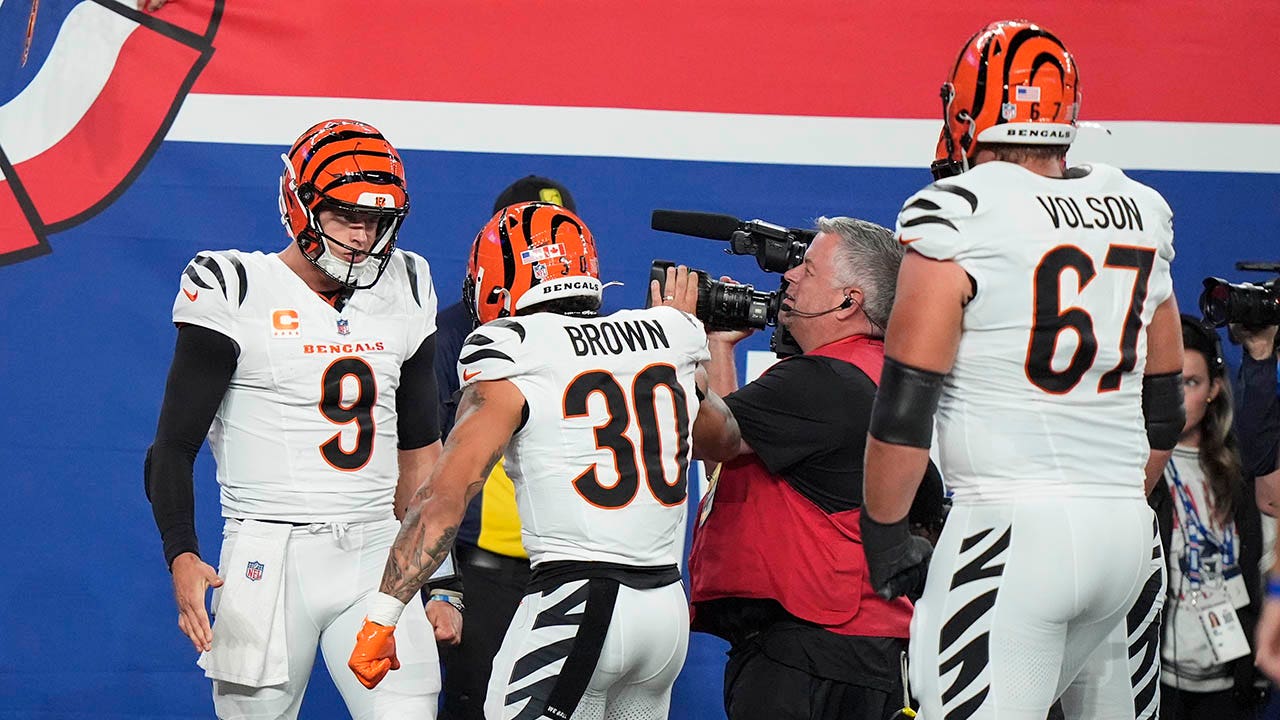 Joe Burrow's early TD run helps Bengals to win over Giants in ugly game