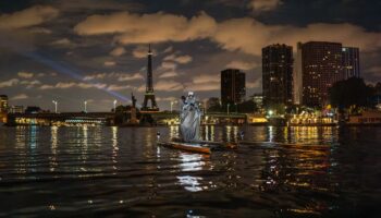 Le 21 juillet 2024, Madeg et Morgane réalisent de premiers essais sur la Seine, près du pont Mirabeau. La préfecture, observatrice à bord d’un bateau, autorise formellement le cheval à naviguer.