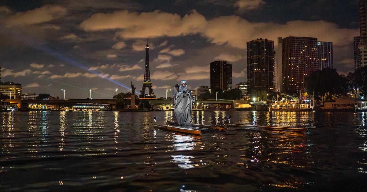 Le 21 juillet 2024, Madeg et Morgane réalisent de premiers essais sur la Seine, près du pont Mirabeau. La préfecture, observatrice à bord d’un bateau, autorise formellement le cheval à naviguer.