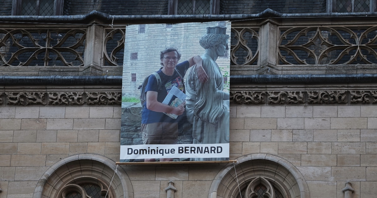 Un portrait de l'enseignant Dominique Bernard, tué dans un attentat islamiste, accroché sur la façade de la mairie d'Arras, le 19 octobre 2023 dans le Pas-de-Calais