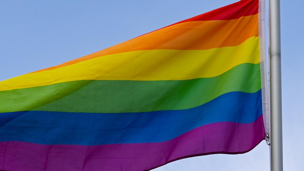 Neubrandenburg nimmt Regenbogenfahne ab – Oberbürgermeister kündigt Rücktritt an