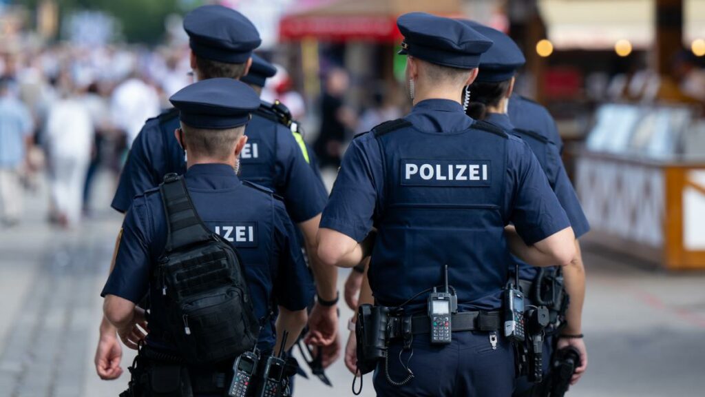 Polizei ermittelt nach „Ausländer raus“-Gesängen auf Volksfest