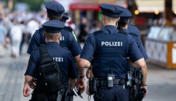 Polizei ermittelt nach „Ausländer raus“-Gesängen auf Volksfest