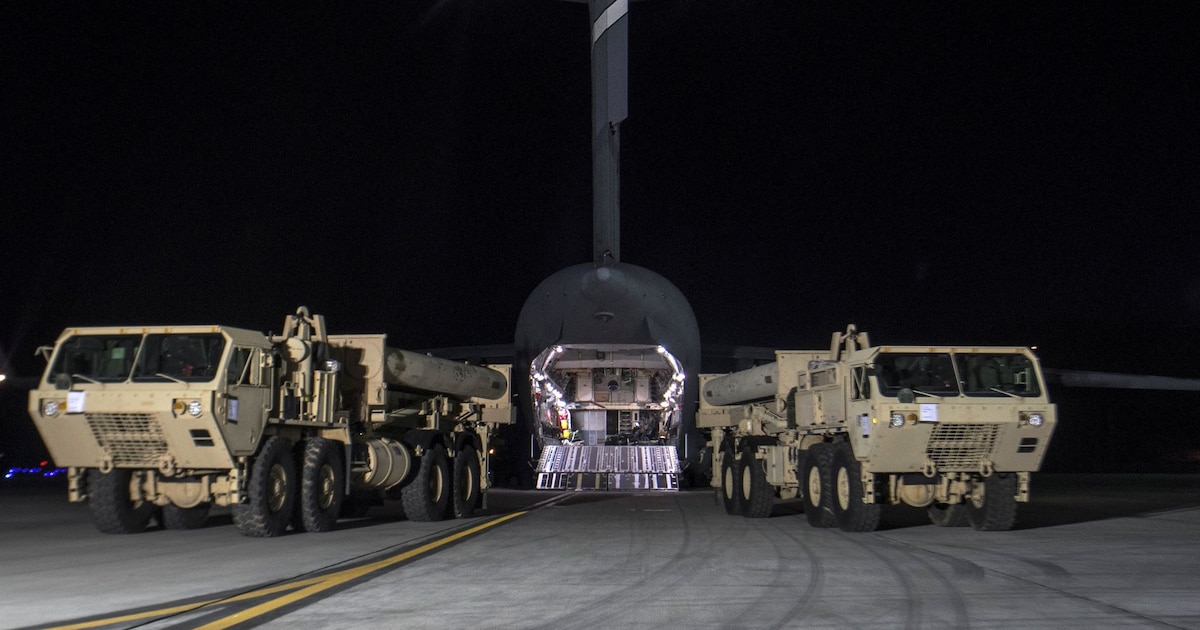 Photo fournie par l'armée américaine montrant l'arrivée en Corée du Sud de composants du système antimissile américain THAAD, prise le 6 mars 2017