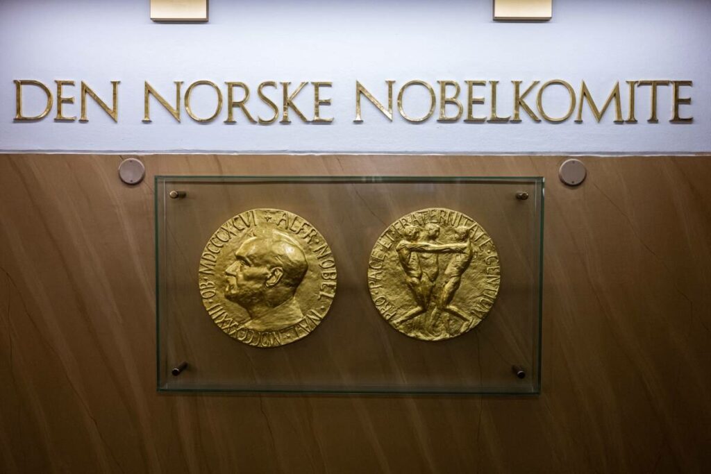 Le prix Nobel d’économie décerné à l’Américano-turc Daron Acemoglu et aux Britanno-américains Simon Johnson et James A. Robinson