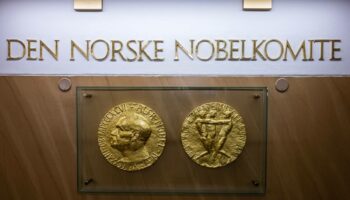 Le prix Nobel d’économie décerné à l’Américano-turc Daron Acemoglu et aux Britanno-américains Simon Johnson et James A. Robinson