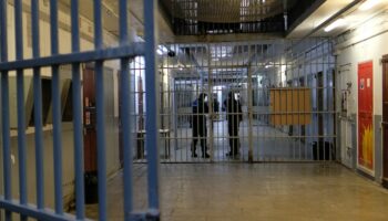 Des gardiens de prison se tiennent dans le couloir de la prison des Baumettes à Marseille le 6 novembre 2017.