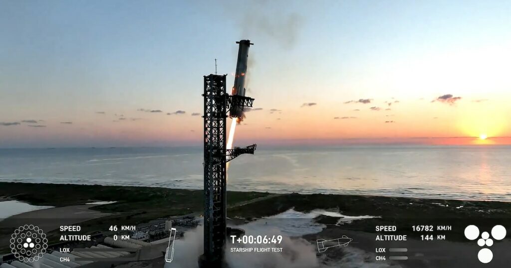 Image de la retransmission vidéo de SpaceX montrant Super Heavy sur le point d'être attrapé par les "baguettes" à son retour à la tour de lancement, le 13 octobre 2024, à Boca Chica (Texas)