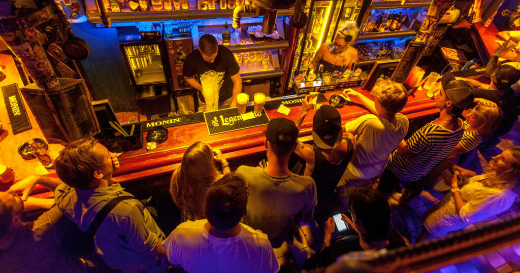 Victime du surtourisme, Prague interdit les tournées nocturnes des bars organisées par les agences de voyage