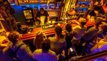 Victime du surtourisme, Prague interdit les tournées nocturnes des bars organisées par les agences de voyage