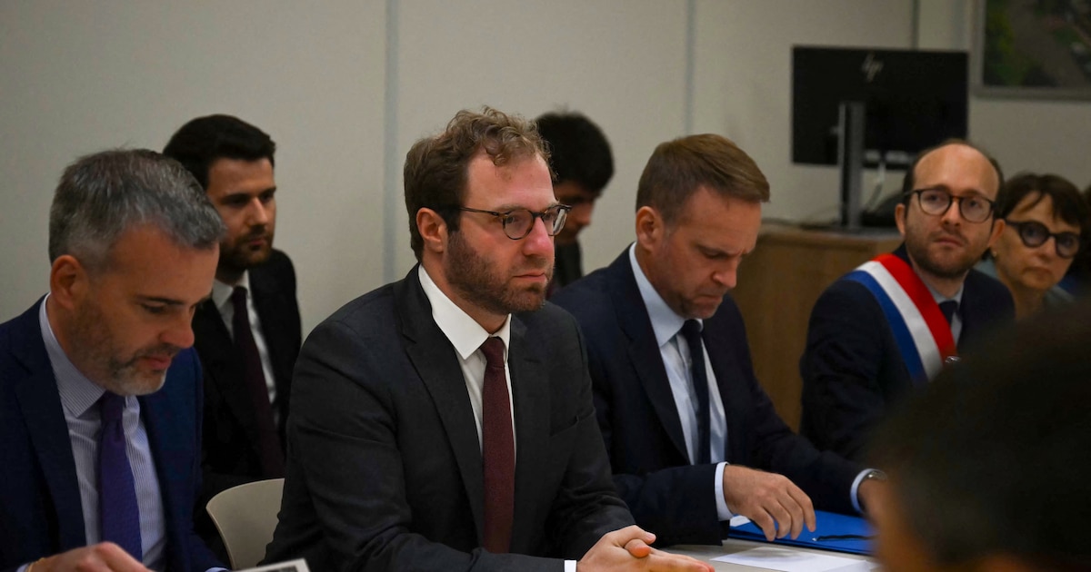 Le ministre de l'Economie Antoine Armand et son homologue de l'Industrie Marc Ferracci sur le site Sanofi de Lisieux, lundi 14 octobre 2024.