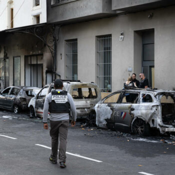 A Cavaillon, deux hommes écroués pour l’incendie criminel de véhicules de police