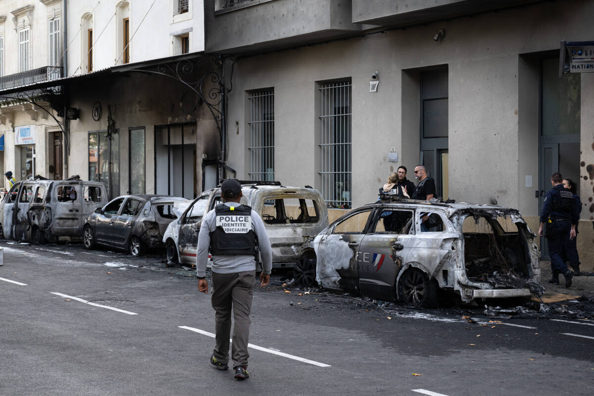 A Cavaillon, deux hommes écroués pour l’incendie criminel de véhicules de police