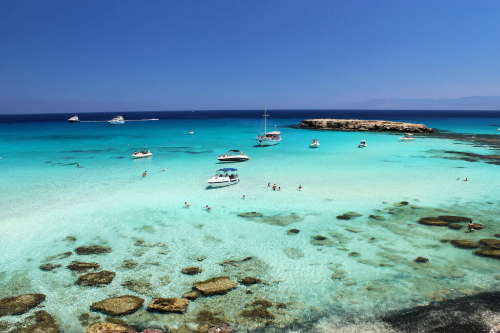 Ce lagon bleu à 4 heures de Paris ressemble aux Caraïbes, il y fait encore 25 degrés en octobre