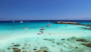 Ce lagon bleu à 4 heures de Paris ressemble aux Caraïbes, il y fait encore 25 degrés en octobre