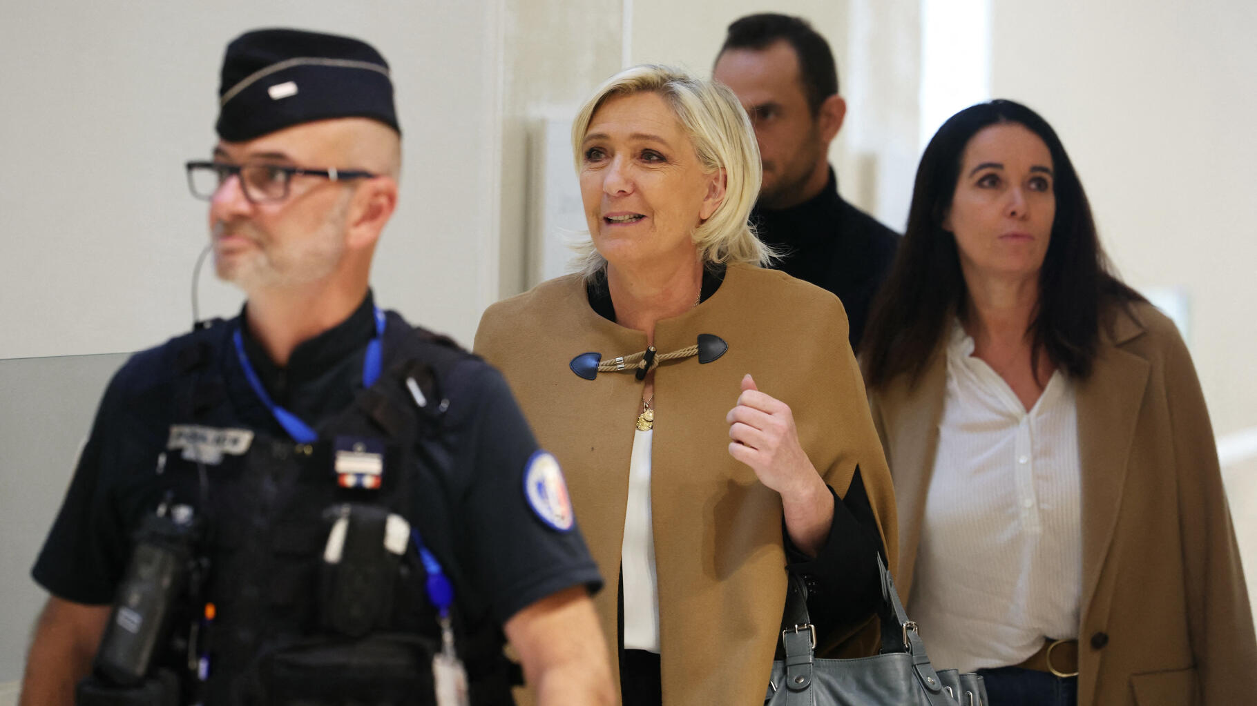 Marine Le Pen au procès des assistants parlementaires du RN : à la barre, elle tente de faire une leçon politique