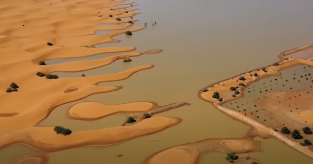 Les images aériennes du Sahara sous les eaux après d’importantes inondations