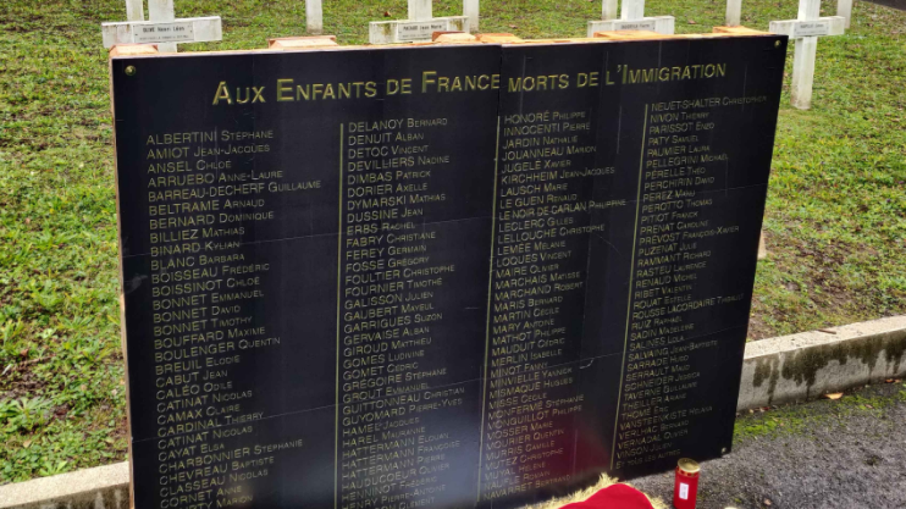 L’Action française dépose une fausse stèle à la nécropole de Mulhouse, une plainte déposée