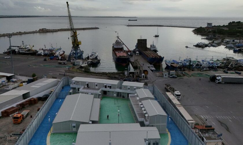 Asylpolitik: Italien schickt erstes Schiff mit Migranten nach Albanien