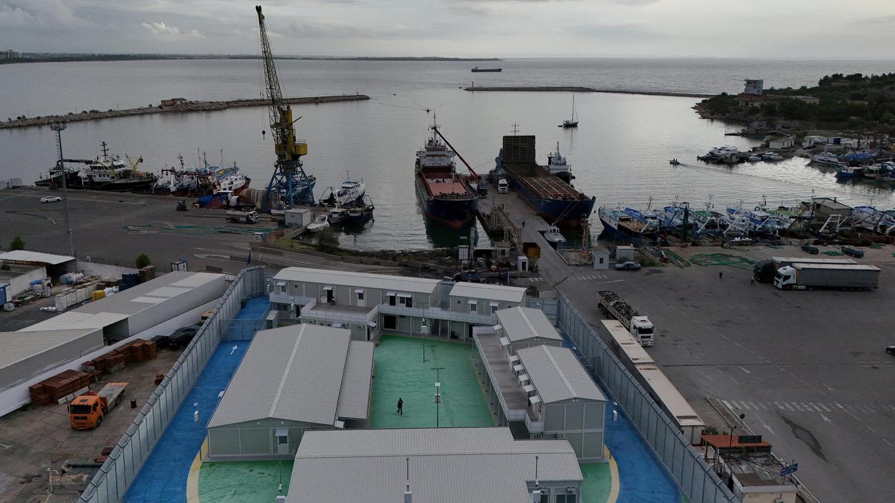 Asylpolitik: Italien schickt erstes Schiff mit Migranten nach Albanien