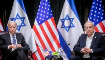 Le président américain Joe Biden et le Premier ministre israélien Benyamin Netanyahou en train de lire une déclaration à Tel Aviv le 18 octobre 2023.