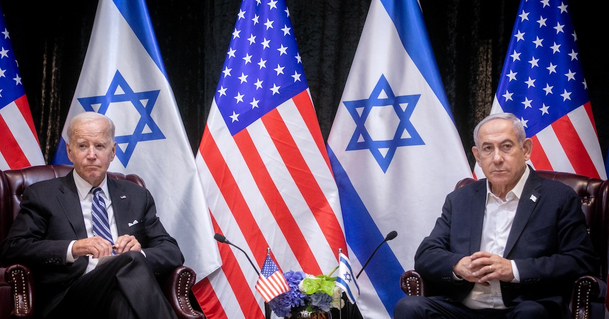 Le président américain Joe Biden et le Premier ministre israélien Benyamin Netanyahou en train de lire une déclaration à Tel Aviv le 18 octobre 2023.